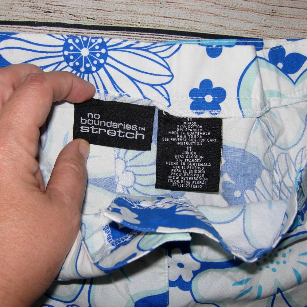No Boundaries Stretch Blue Floral Belted Shorts 11 - Picture 2 of 3